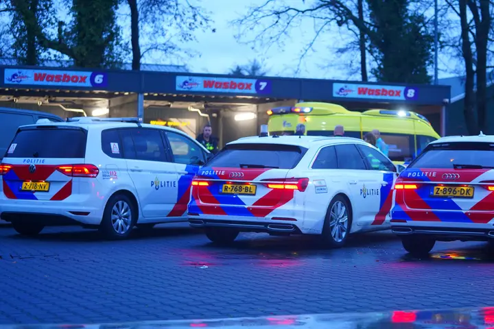 Auto botst tegen muur in wasbox in Assen