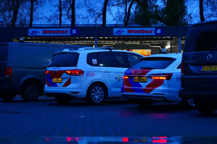 Auto botst tegen muur in wasbox in Assen