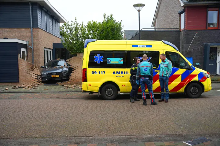 Auto door muur in Spakenburg