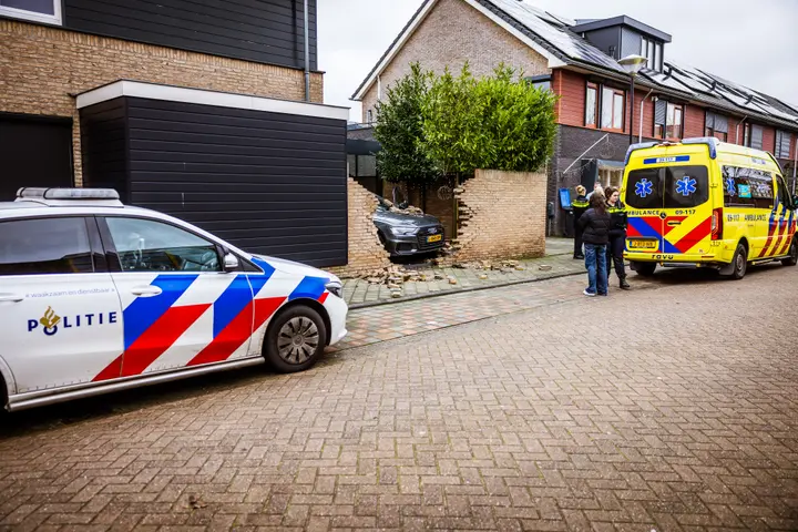 Auto door muur in Spakenburg