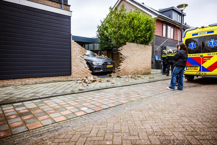 Auto door muur in Spakenburg