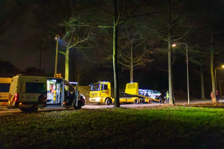 Automobilist zwaargewond bij botsing tegen boom in Tilburg