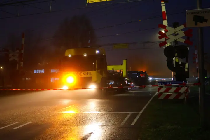 Bestelbus komt in botsing met trein in Sassenhei3