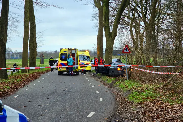botsing tegen boom in Rhenen