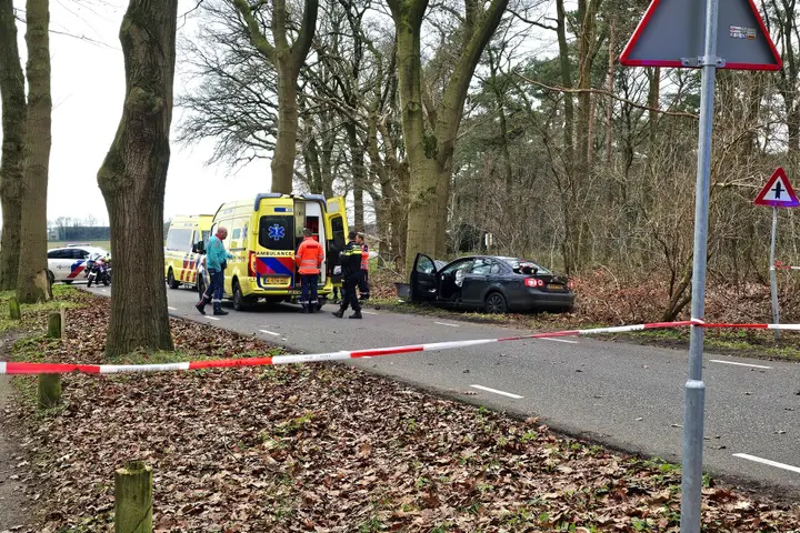 botsing tegen boom in Rhenen