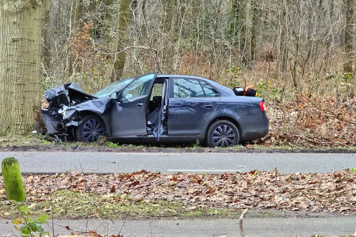 botsing tegen boom in Rhenen