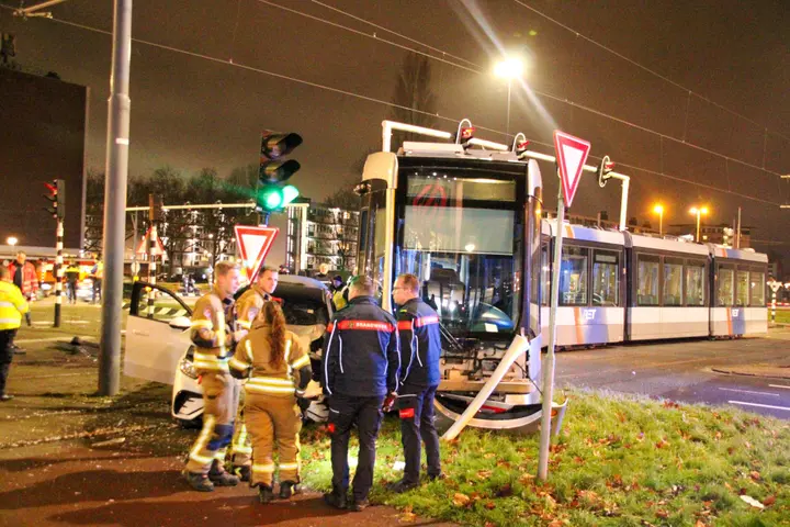 botsing tussen auto en tram in Schiedam1