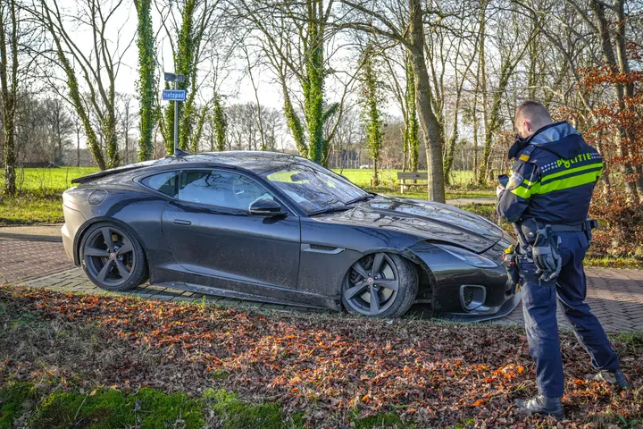 Jaguar F-Type op boom in Assen