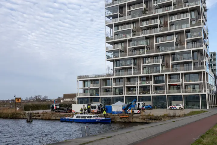 Overleden persoon gevonden in het water in Amsterdam1