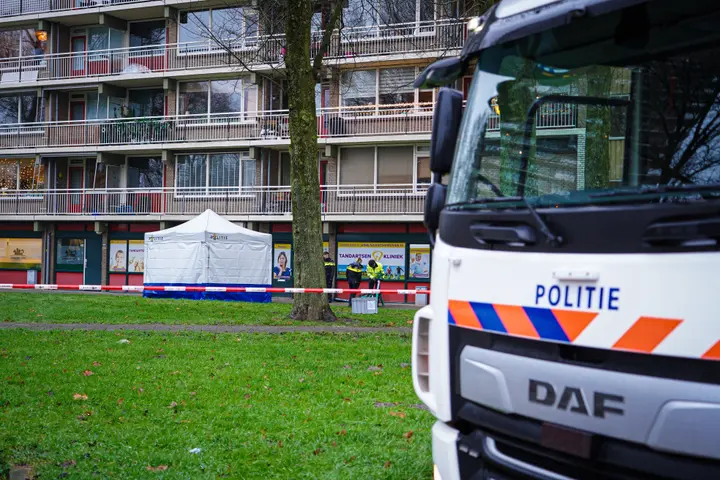 Overleden persoon onder flatgebouw aangetroffen in Zoetermeer