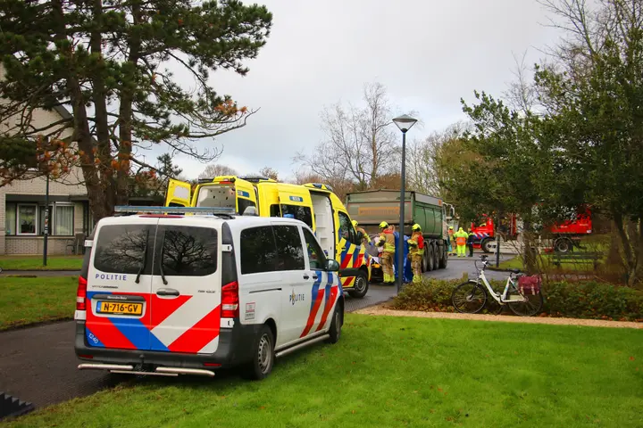 Persoon onder vrachtwagen in Noordwijk1