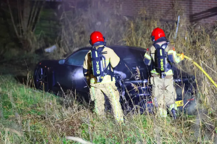 Porsche Taycan in brand gestoken