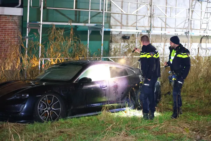 Porsche Taycan in brand gestoken