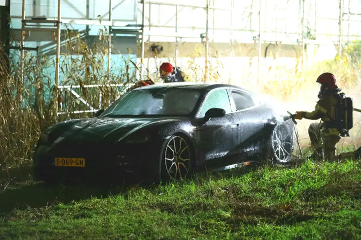 Porsche Taycan in brand gestoken