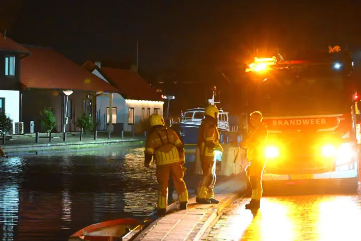 Twee personen gered uit water Sneek1