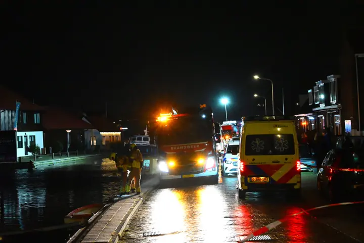 Twee personen gered uit water Sneek1