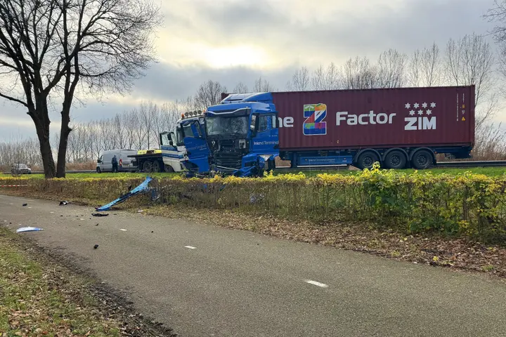 Vrachtwagens en personenauto in botsing in Veghel2