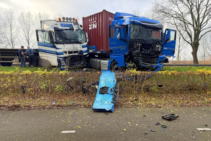 Vrachtwagens en personenauto in botsing in Veghel
