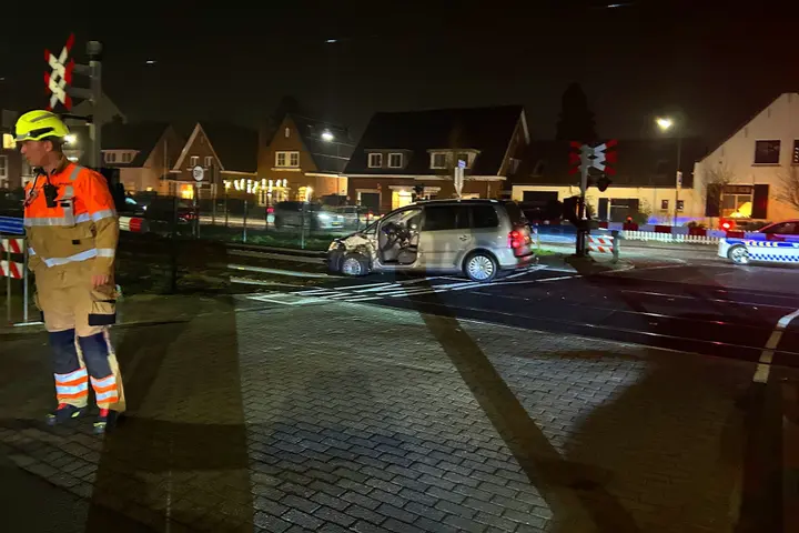 Auto geramd door trein in Oisterwijk