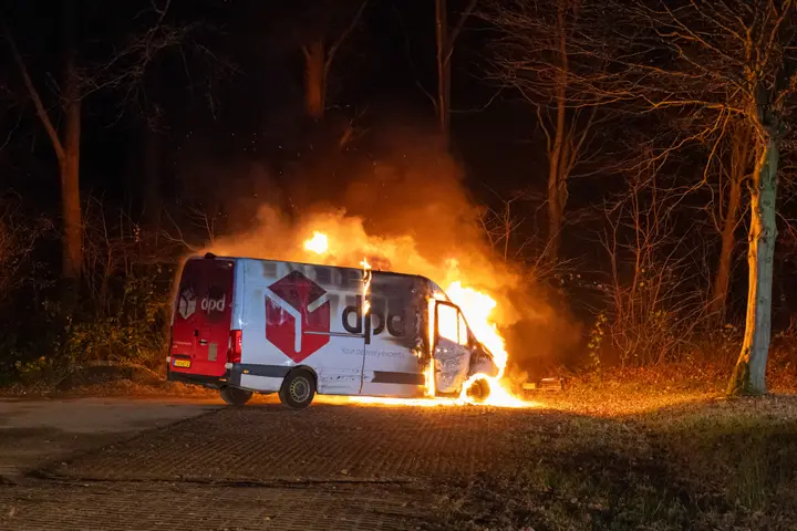 Bestelbus in brand