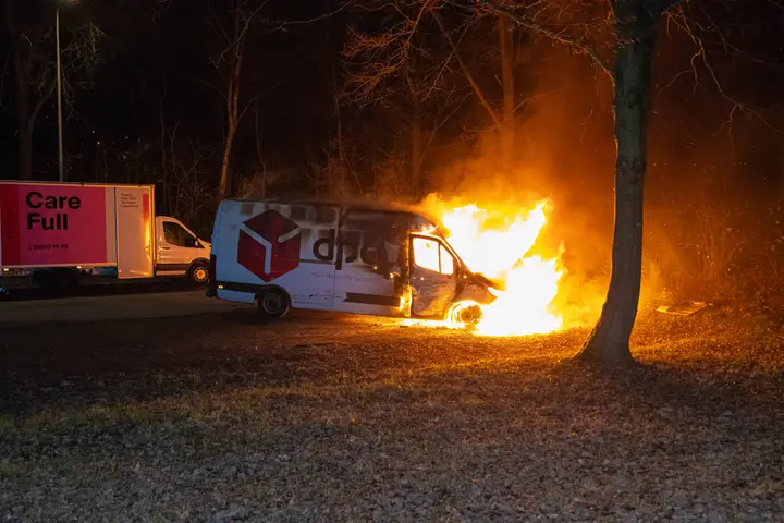 Bestelbus in brand