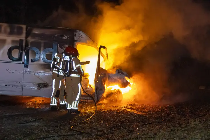 Bestelbus in brand