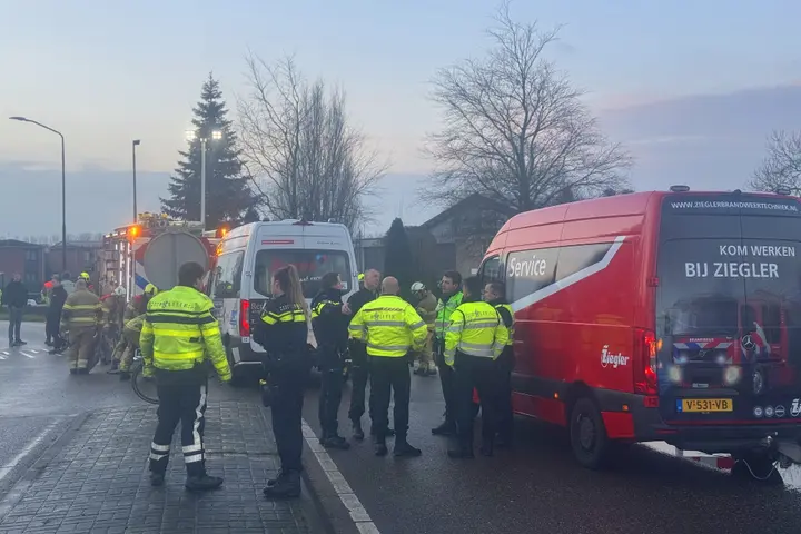 Scholier onder bestelbusje