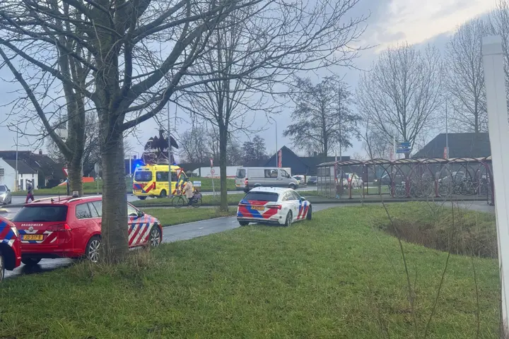 Scholier onder bestelbusje