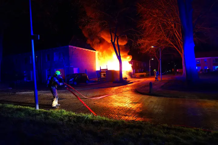 Voertuigbrand escaleert in Enkhuizen