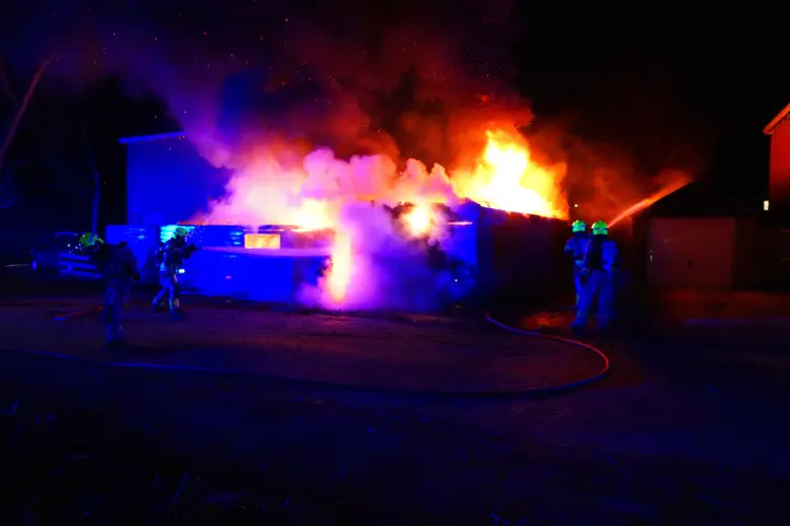 Voertuigbrand escaleert in Enkhuizen