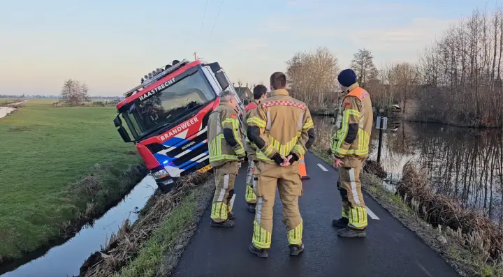 Brandweer vast in berm