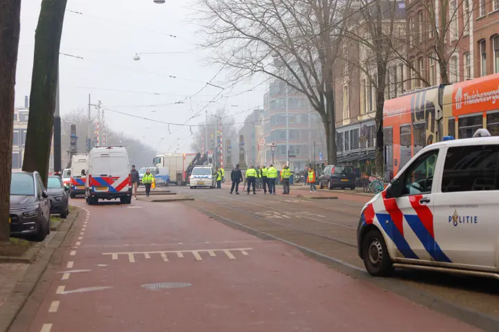 Kind bekneld onder tram