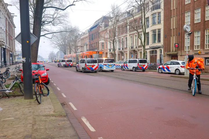 Kind bekneld onder tram