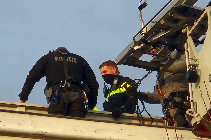 man van dak in rotterdam2