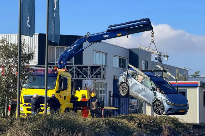 Auto met kind te water Leiderdorp2