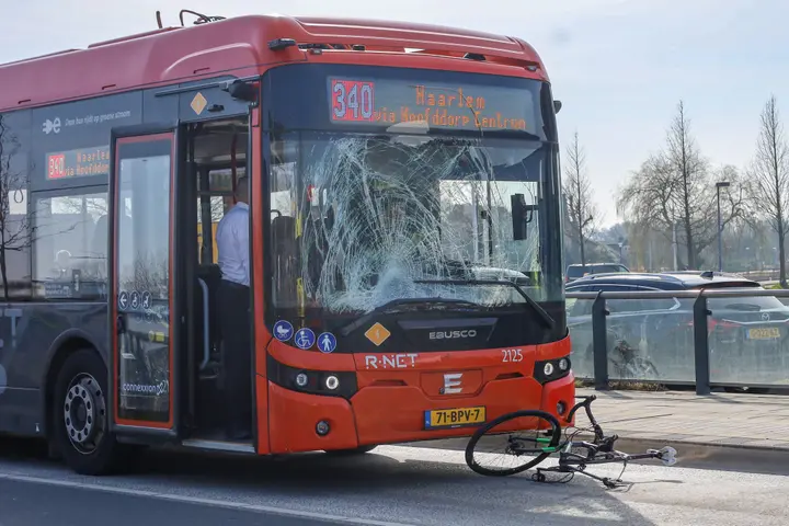 Fietser onder stadsbus Aalsmeer