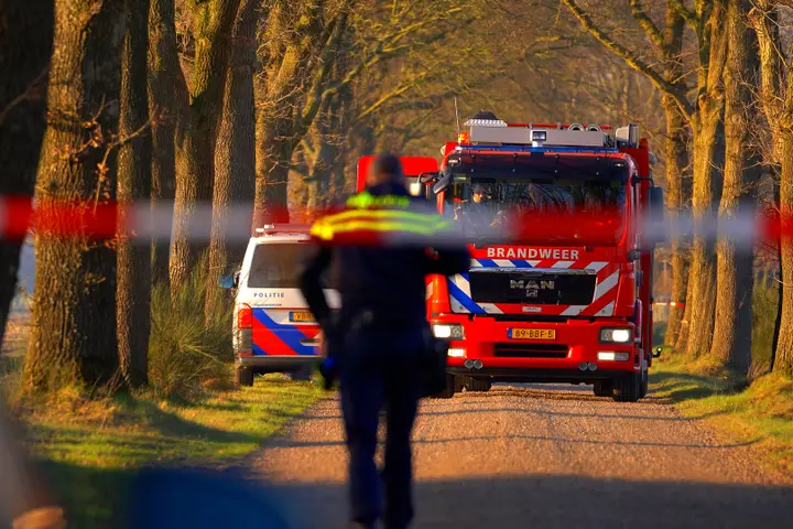 man 55 overleden na botsing tegen boom in drentse peest1