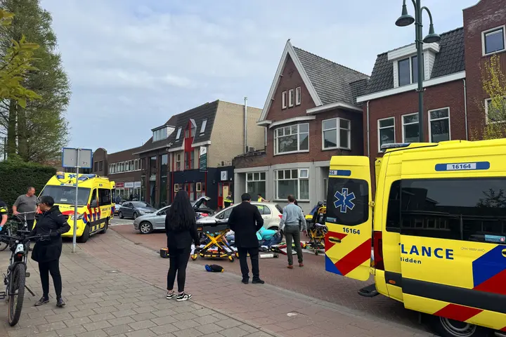Motorrijder en bijrijder zwaargewond bij aanrijding in Boskoop