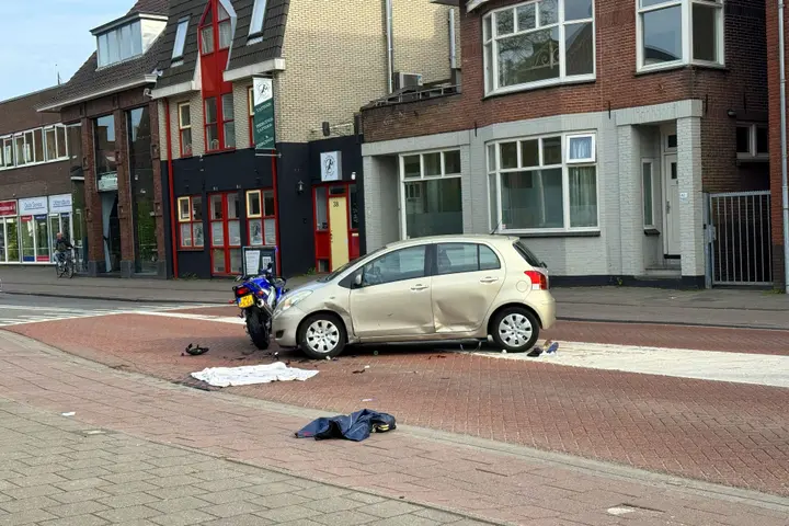 Motorrijder en bijrijder zwaargewond bij aanrijding in Boskoop