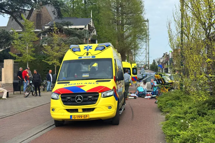 Motorrijder en bijrijder zwaargewond bij aanrijding in Boskoop