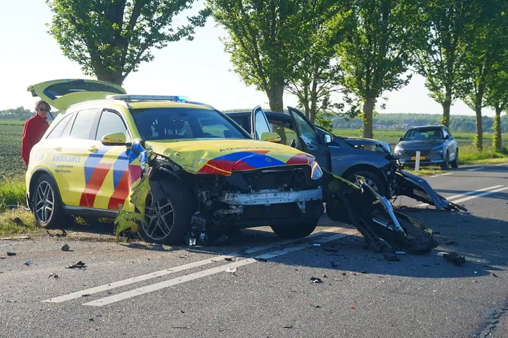 Ambulance crasht Kerkwerve