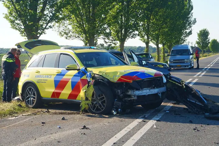 Ambulance crasht Kerkwerve