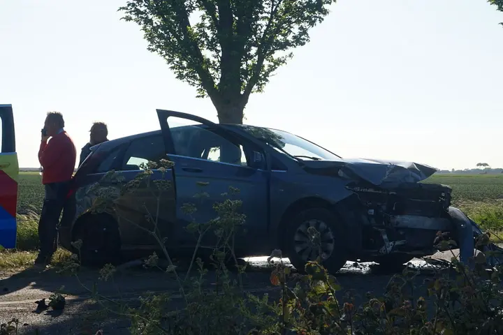 Ambulance crasht Kerkwerve