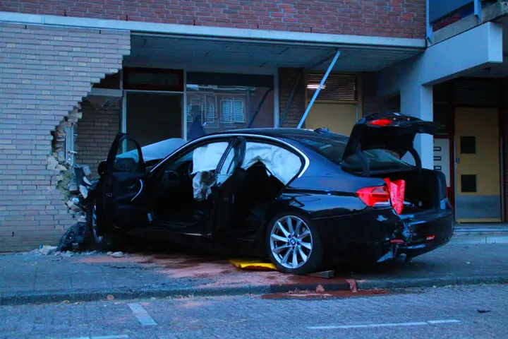 Auto in gevel Rotterdam