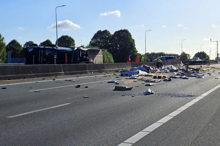 Vrachtwagen kantelt Veenendaal
