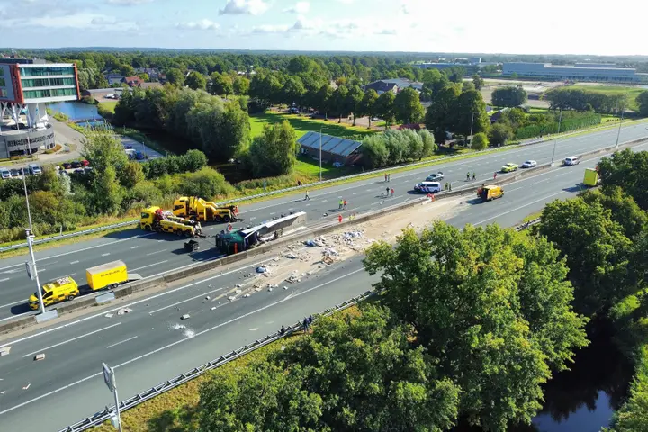 Vrachtwagen kantelt Veenendaal