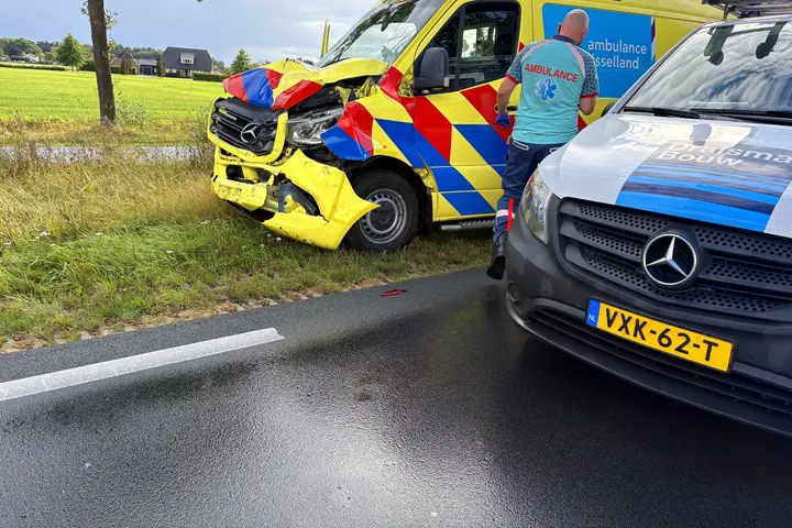 Ambulance in botsing Dalfsen