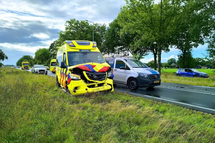 Ambulance in botsing Dalfsen