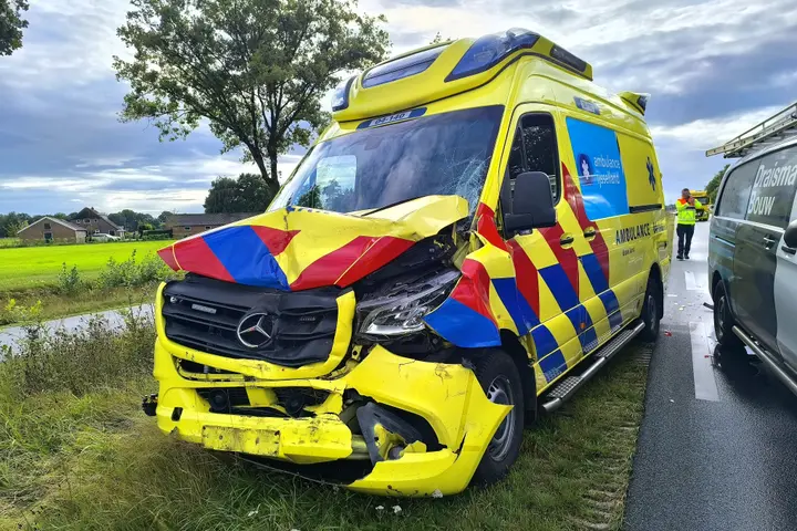 Ambulance in botsing Dalfsen
