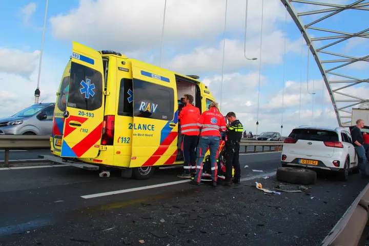 Auto onder vrachtwagen Sleeuwijk